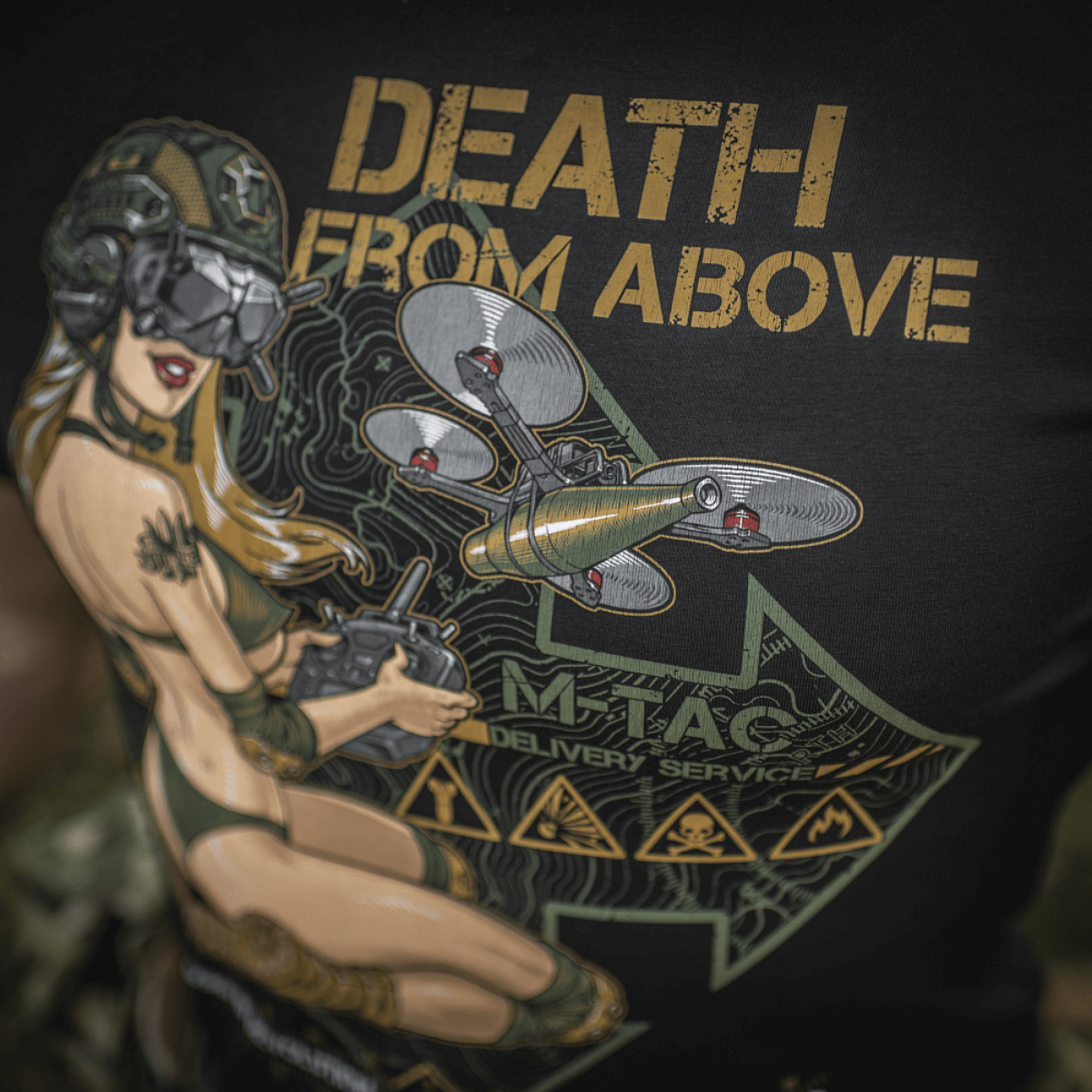 M-Tac T-Shirt Delivery Service med Pin-Up-inspireret design, viser kvinde med drone og tekst 'Death from Above'. Moderne stil og styrke.