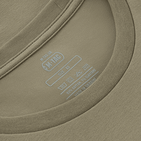 Nærbillede af M-Tac T-Shirt Talpa etiket, viser størrelse og materialeoplysninger. Perfekt blanding af komfort og stil.