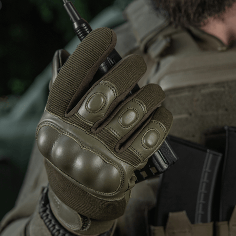 Taktiske "M-Tac Handsker Assault Tactical Mk.4" i aktion med våbenhåndtering, forstærket læderhåndflade og non-slip greb.