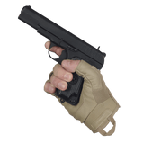 M-Tac Fingerløse Handsker Assault Tactical Mk.4 viser greb om pistol for forbedret kontrol og sikkerhed.