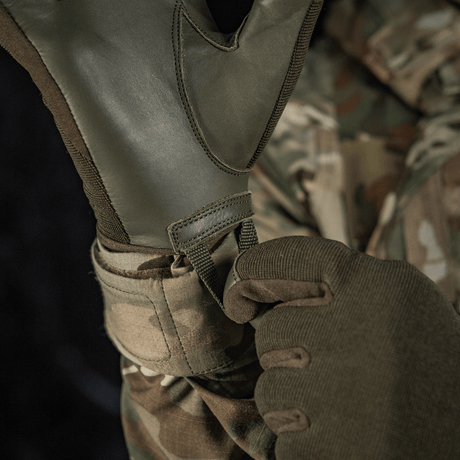 M-Tac Handsker Police i syntetiske materialer og læder med polstrede zoner og justerbar velcro til politiets sikkerhedsarbejde.