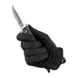M-Tac Handsker Scout Tactical Mk.2 i brug med kniv, viser syntetisk læder for beskyttelse og holdbarhed, optimal for værktøjsarbejde.