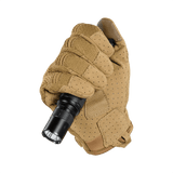 M-Tac Handsker A30 i brug med lommelygte, ideel til skydning og træning. Slidstærk mikrofiber og touchscreen-kompatibilitet.