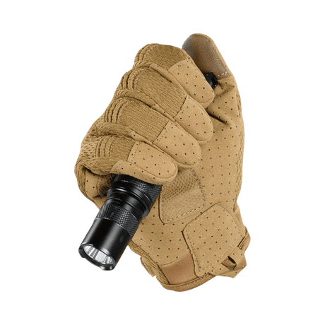 M-Tac Handsker A30 i brug med lommelygte, ideel til skydning og træning. Slidstærk mikrofiber og touchscreen-kompatibilitet.