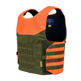 Anorak Titanium® Shield I Stik & Skudsikker Vest i orange og olivengrøn, designet til maksimal beskyttelse og komfort.