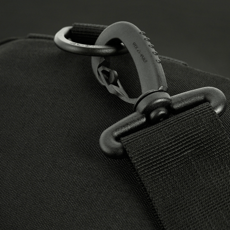 Nærbillede af justerbar strop på M-Tac Assistant Taske med robust spænde og MOLLE-paneler, designet til fleksibel skulderbrug.