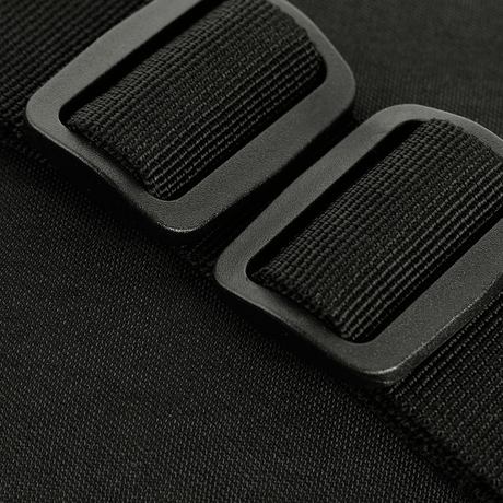 Nærbillede af spænder på M-Tac Assistant Taske, der viser kvaliteten og holdbarheden af stropmaterialet til daglig brug.