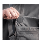 Hånd åbner lomme på M-Tac Konvert Taske Elite fremstillet af holdbart Cordura-materiale med magnetisk ventilåbning.