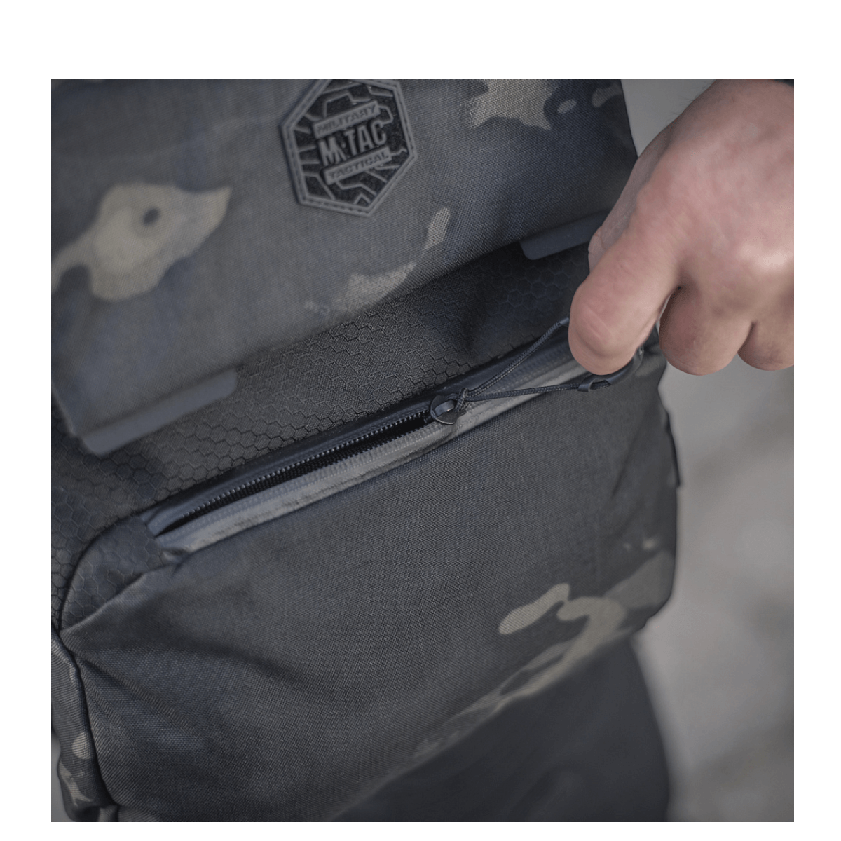 M-Tac Konvert Taske Elite med magnetventil og justerbar skulderrem i Cordura-materiale.
