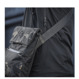 M-Tac Konvert Taske Elite i camouflage, robust design med Cordura stof, bærer en praktisk magnetventillukning og justerbar skulderrem.