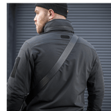 Mand iført M-Tac Konvert Taske Elite med justerbar skulderrem i udendørs setting