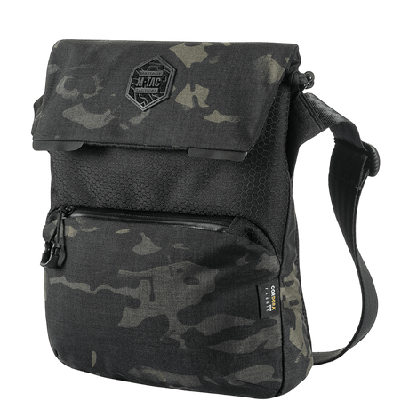M-Tac Konvert Taske Elite, sort camouflage design med justerbar skulderrem og magnetisk dæksel, lavet af holdbar Cordura.