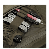 Detaljeret visning af M-Tac Konvert Taske Elite med rum, der indeholder multiværktøj og tilbehør, lavet af holdbar Cordura.