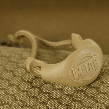 Nærbillede af M-Tac Konvert Taske Elite med magnetventil-lukkemekanisme og robust Cordura-materiale.