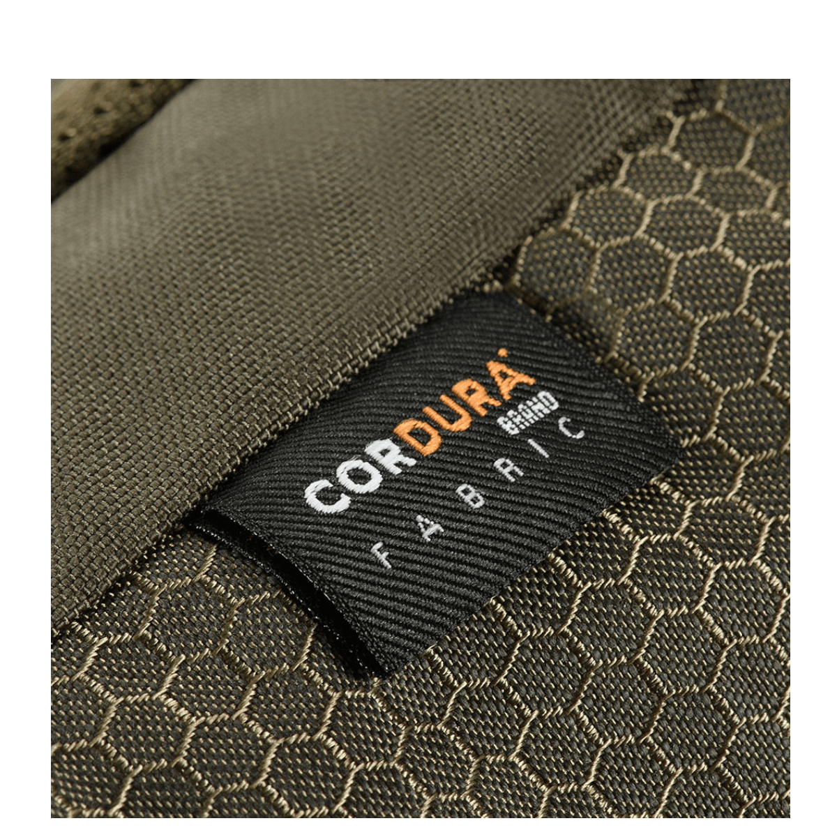 Nærbillede af M-Tac Konvert Taske Elite med Cordura stof, der viser etiketmærkning og detaljeret struktur.