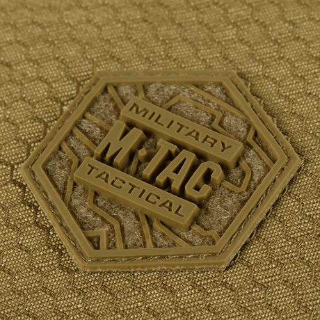 Nærbillede af M-Tac Konvert Taske Elite etikette i Cordura materiale, der viser holdbart design og kvalitet.