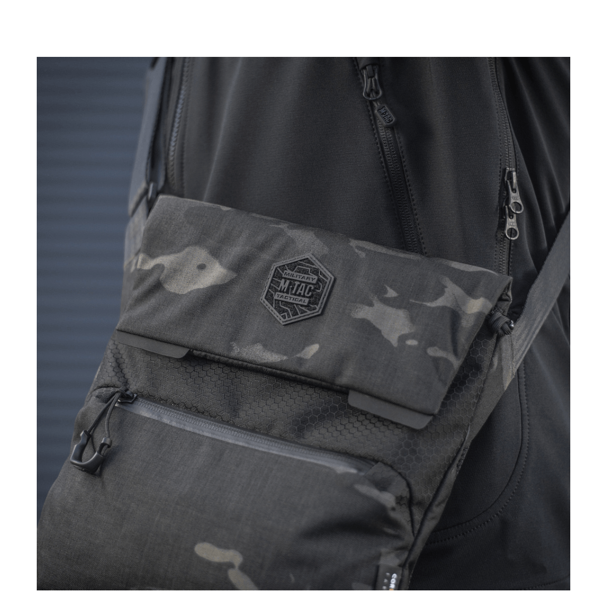 M-Tac Konvert Taske Elite i slidstærkt Cordura materiale med justerbar skulderrem og magnetventil for nem adgang.