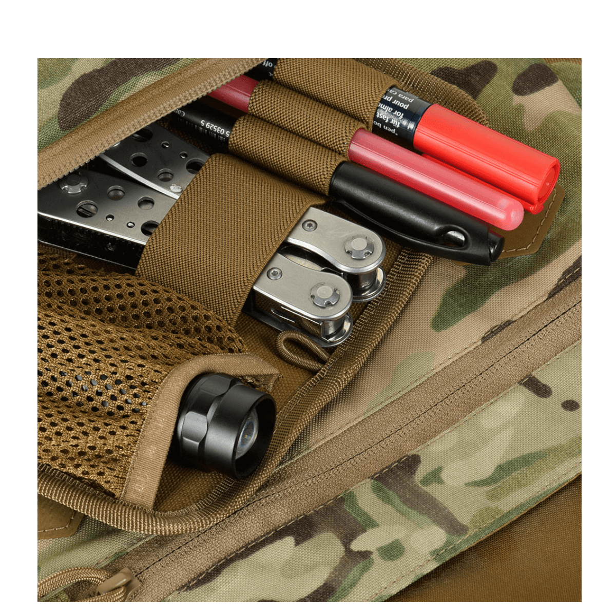 Nærbillede af M-Tac Konvert Taske Elite med værktøjer i netlomme.