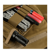 Detaljeret visning af M-Tac Konvert Taske Elite med praktisk opbevaring af værktøj og lommelygte, lavet af holdbart Cordura-materiale.