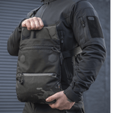 M-Tac Konvert Taske Elite i sort med magnetisk dæksel, slidstærkt Cordura materiale og justerbar skulderrem. Perfekt til tablet-bærbarhed.