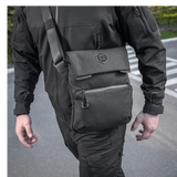 Mand bærer M-Tac Konvert Taske Elite i sort med justerbar skulderrem, fremstillet af slidstærk Cordura 500D og Cordura Hex 1000D.