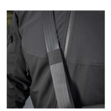 Nærbillede af M-Tac Konvert Taske Elite med skulderrem på en person iklædt sort jakke