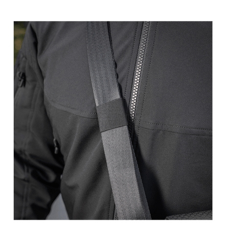 Nærbillede af M-Tac Konvert Taske Elite med skulderrem på en person iklædt sort jakke