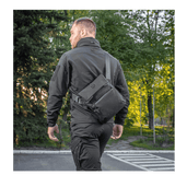 Mand iført M-Tac Konvert Taske Elite i skov omgivelser.