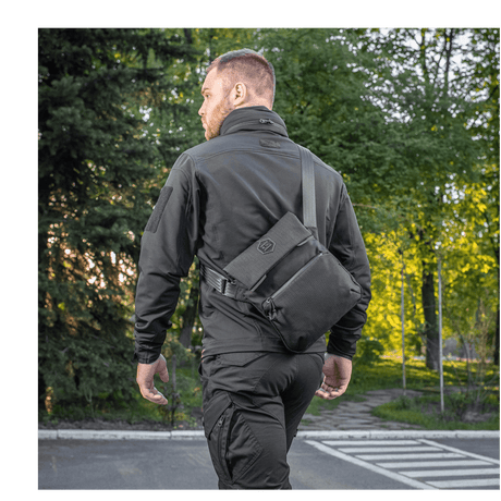 Mand iført M-Tac Konvert Taske Elite i skov omgivelser.