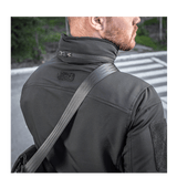 Person med M-Tac Konvert Taske Elite over skulderen, viser alsidig design og funktionalitet.