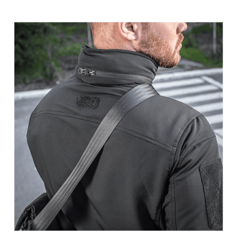 Person med M-Tac Konvert Taske Elite over skulderen, viser alsidig design og funktionalitet.