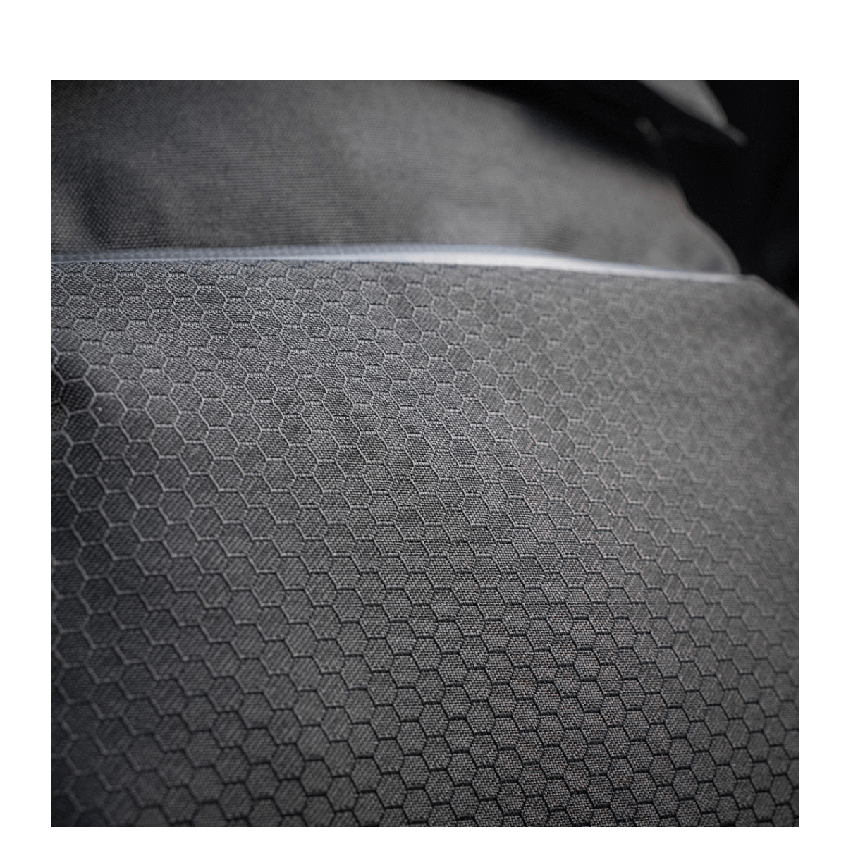 Nærbillede af M-Tac Konvert Taske Elite med Cordura Hex 1000D materiale, der viser tekstur og mønster. Slidstærkt og komfortabelt design.