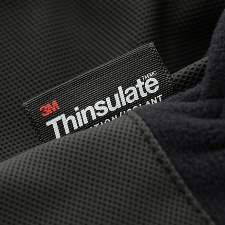 Close-up af sort M-Tac Handsker Fleece Thinsulate label med 3M Thinsulate teknologi for overlegen isolering og kuldebeskyttelse.
