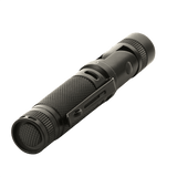 M-Tac Lommelygte P180 i aluminiumlegering med justerbar lysretning, kompakt design, velegnet til brystlomme eller rygsæk.