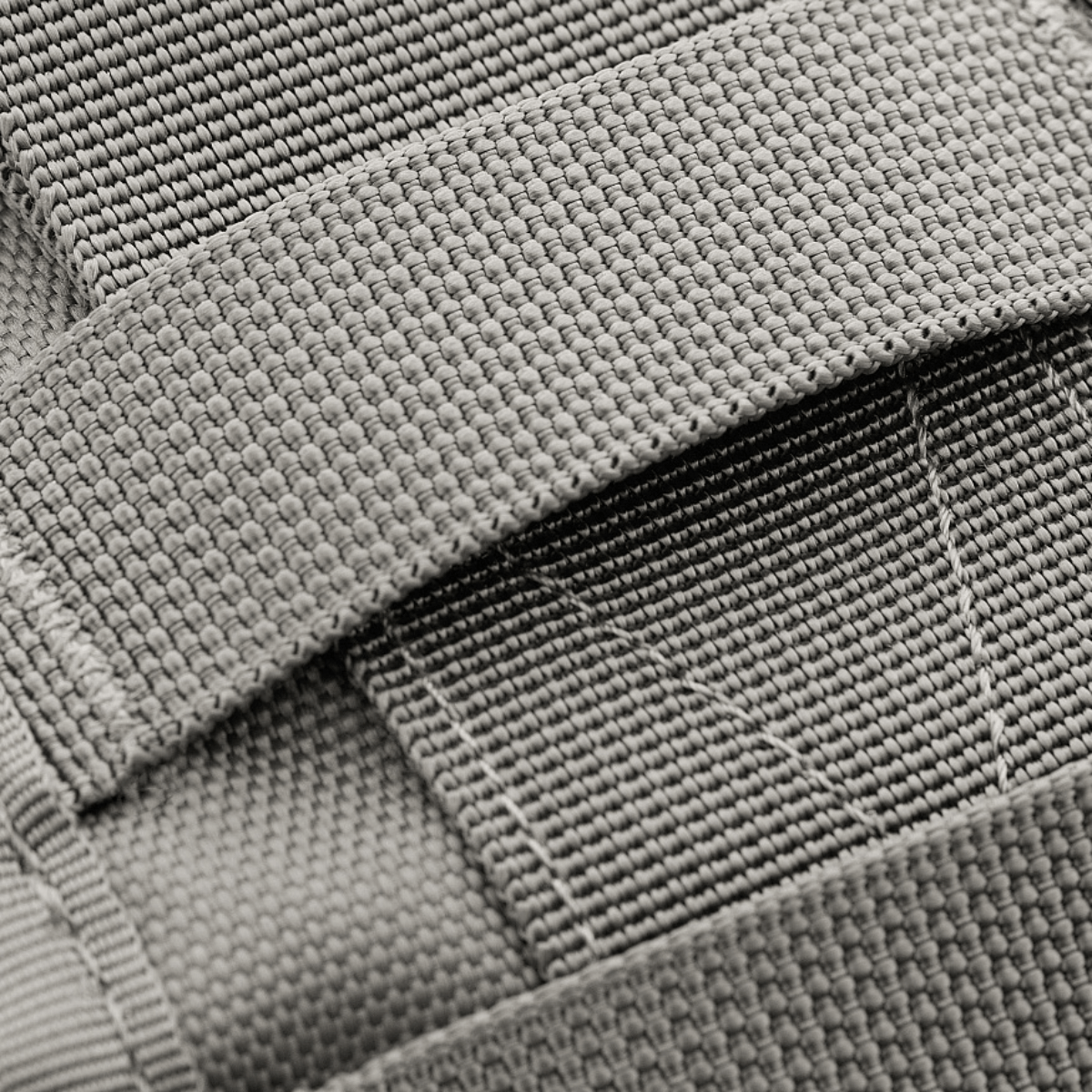 Detalje af M-Tac Urban Line City Patrol Taske med stærkt 600D polyester og PVC-coating, der viser holdbare stropper til sling bag design.