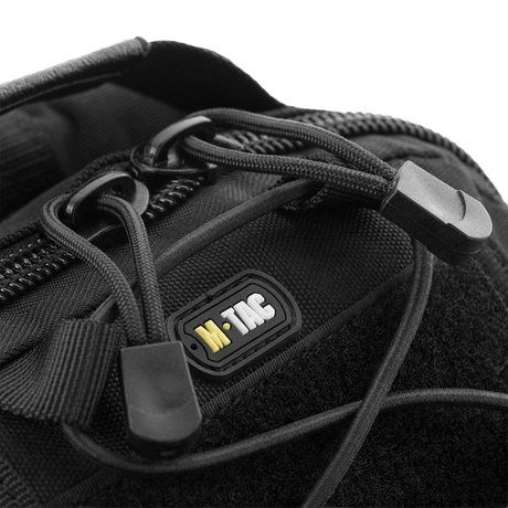 Nærbillede af lynlås og logo på M-Tac Urban Line City Patrol Fastex Taske, en vandafvisende og slidstærk taske.