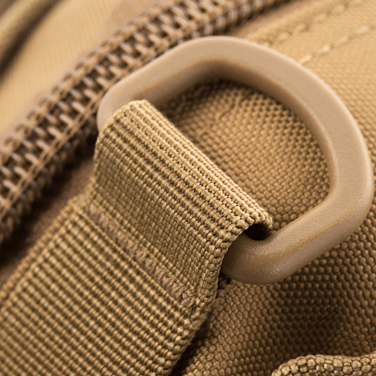 Nærbillede af M-Tac Urban Line City Patrol Fastex Taske lavet af slidstærkt 600D polyester med PVC-coating og praktiske lommer