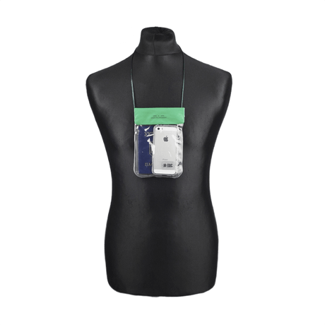 M-Tac Vandtæt Etui til Dokumenter på et mannequinhoved, beskytter en telefon mod vand. Perfekt til udendørsaktiviteter og rejser.