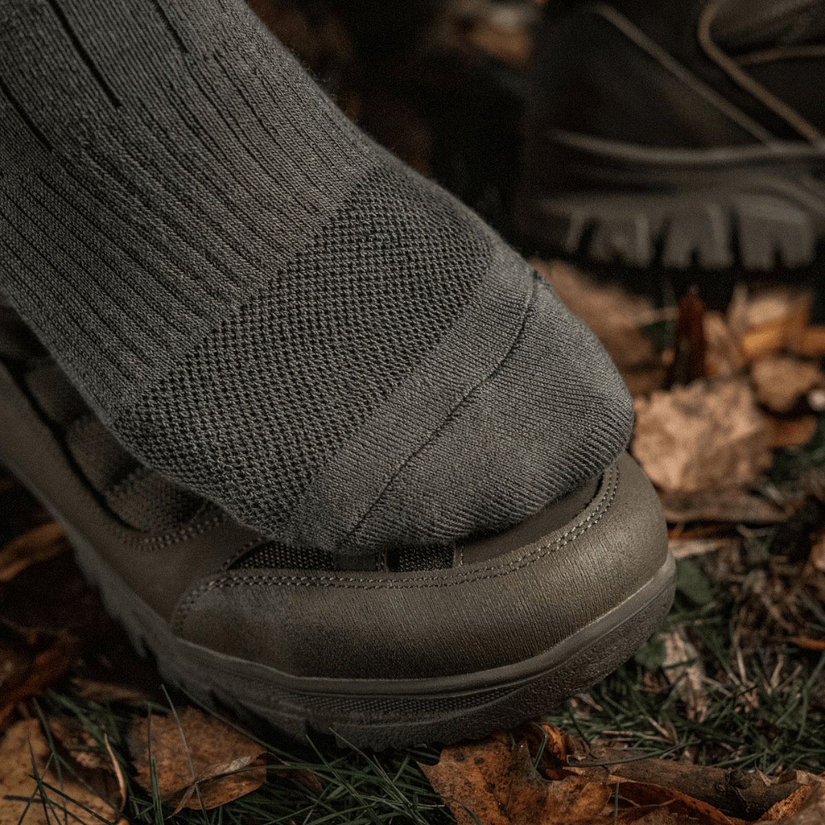 M-Tac Sokker Tactical Army til komfort og holdbarhed på vandreture, vises i naturen med gode detaljer og moderne design.