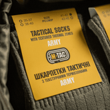 M-Tac Sokker Tactical Army etikette med størrelse og produktinformation på gult kort med teksturerede termiske zoner.