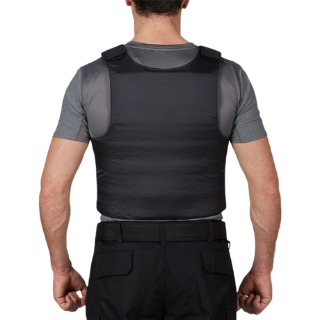 Person bærer Anorak Concealable III Cover designet til skjult beskyttelse, fremstillet af RIP-STOP Dry Comfort XT® og Coolmax® materialer.