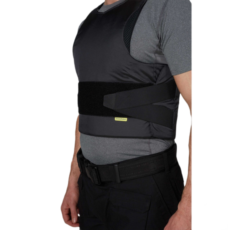 Anorak Concealable III Cover båret af mand, designet til skjult beskyttelse med RIP-STOP og Coolmax® materialer, let og komfortabel.