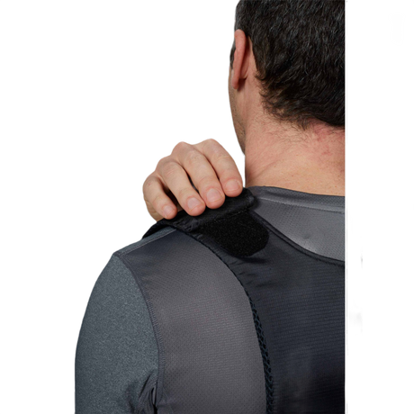 Bagside af person iført Anorak Concealable III Cover med justerbar velcro-strop for skjult panserbeskyttelse. Ideel til diskreet brug.