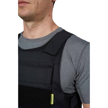 Mand iført Anorak Duty I Cover i letvægts CORDURA® og 3D SPACER Coolmax®, designet til politibetjente og sikkerhedspersonale.