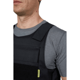 Anorak Titanium® Duty I Stik & Skudsikker Vest bæres af en person, der viser den ergonomiske design og beskyttelse på Level IIIA.