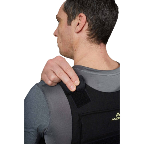 Person iført Anorak Duty II Cover vest justerer strop. Ergonomisk designet til politibetjente, med CORDURA® og 3D SPACER Coolmax® materialer.