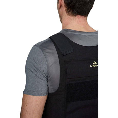 Anorak Duty II Cover vest med ergonomisk design til politibetjente og sikkerhedspersonale, set bagfra.