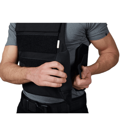 Person iført Anorak Rhodium® Duty II Stik & Skudsikker Vest med fokuseret visning på justeringssystemet.