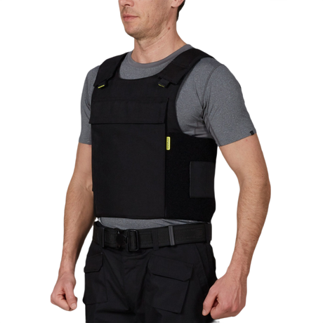 Mand iført Anorak Duty III Cover ergonomisk politivest med CORDURA® og 3D SPACER Coolmax® materialer til temperaturregulering og beskyttelse.