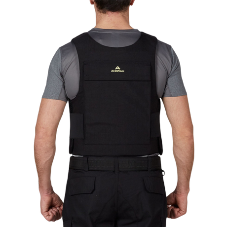 Mand iført Anorak Duty III Cover, ergonomisk designet beskyttelse med CORDURA® og 3D SPACER Coolmax® for bedre luftcirkulation.